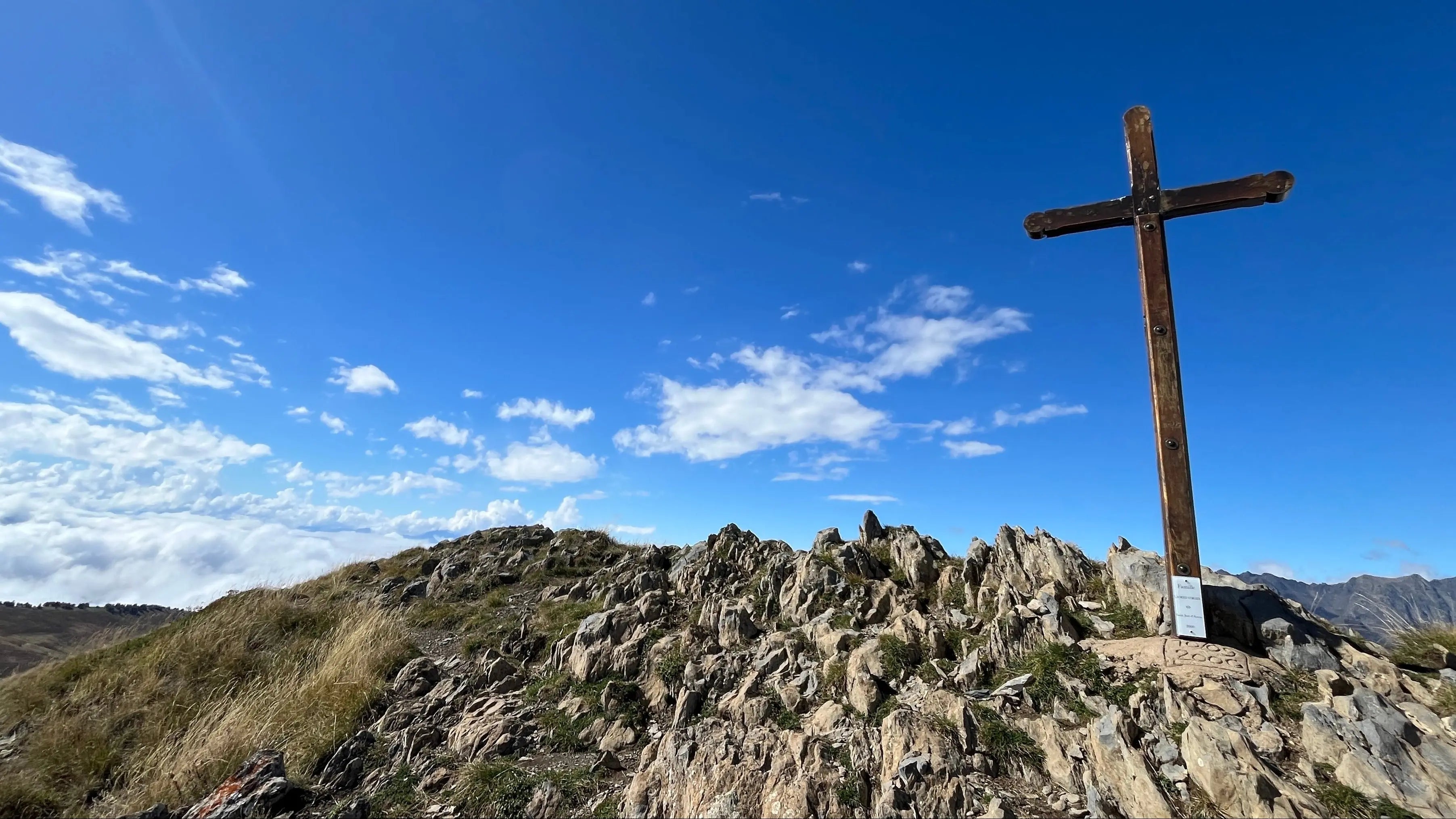 Minimalisme et foi : comment intégrer des vêtements chrétiens dans un style moderne